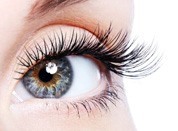 Strabisme, bekend als scheelzien, komt voor als één oog niet tegelijk met het andere oog naar hetzelfde voorwerp kijkt: één oog is normaal, en het andere oog kijkt in een andere richting.