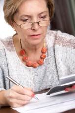 Señora con gafas de lectura