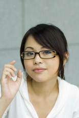 Chica asiática con gafas
