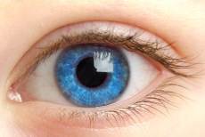 Oeil bleu clair