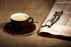 Kaffe, Brille und Zeitung