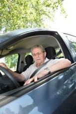 anciano conduciendo