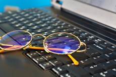 Brille auf einem Laptop