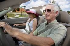 Älteres Paar beim Autofahren