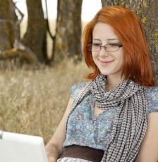 mujer con gafas y portatil