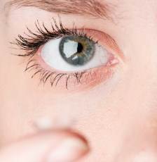 lentes de contacto en un ojo