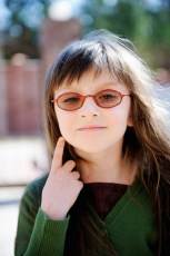 Fille avec des lunettes de soleil photochromiques