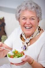 oudere dame met eten