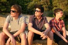 tres chicos con gafas de sol