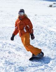 chica practicando snowboard