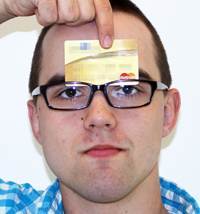 foto frontal con tarjeta y gafas