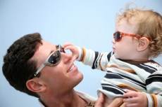 Père et Enfant avec des lunettes de soleil